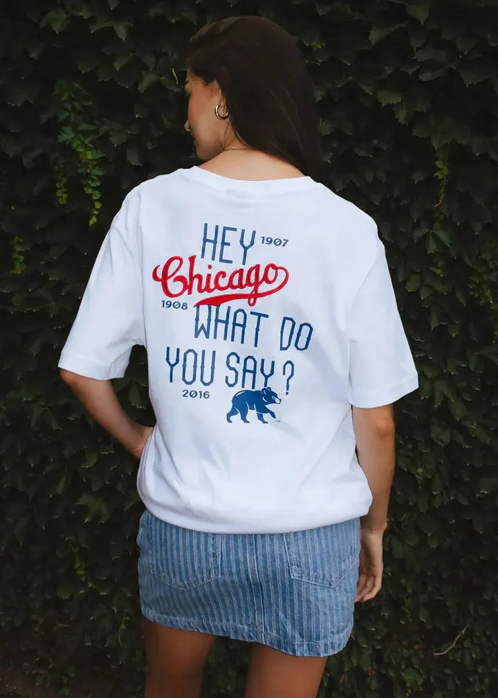 Chicago Cubs X Alice &amp; Wonder Hey Chicago Oversized White Tee Short Sleeve Tees NEW ERA CAP COMPANY INC