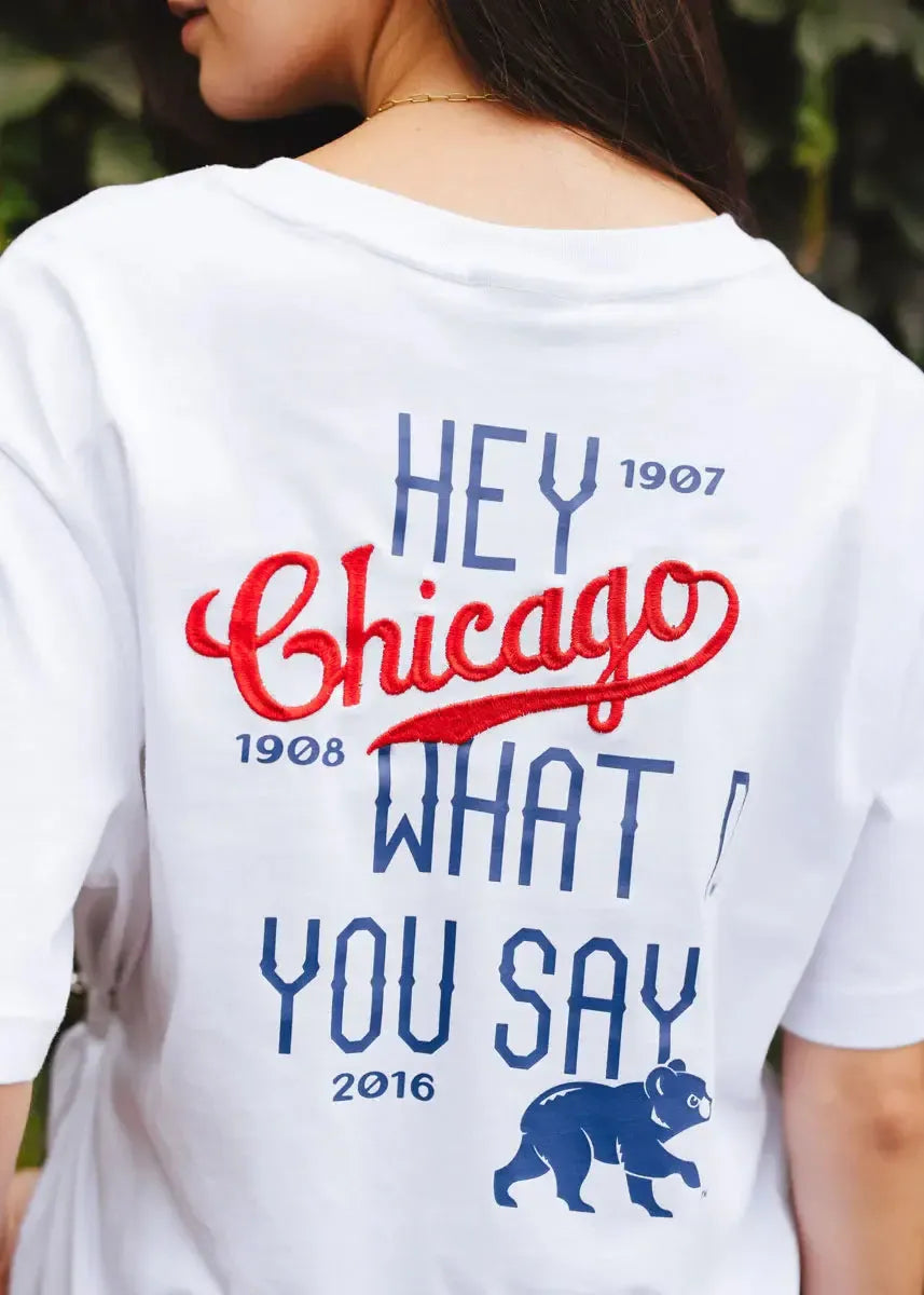 Chicago Cubs X Alice &amp; Wonder Hey Chicago Oversized White Tee Short Sleeve Tees NEW ERA CAP COMPANY INC