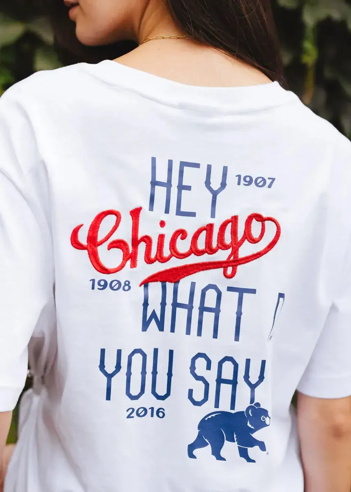 Chicago Cubs X Alice &amp; Wonder Hey Chicago Oversized White Tee Short Sleeve Tees NEW ERA CAP COMPANY INC